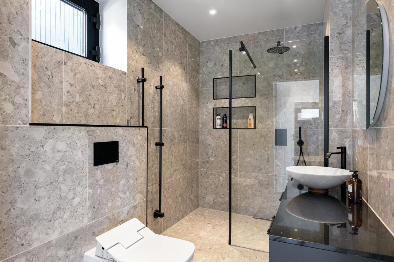 Stylish And Spacious Family Home Стокгольм Экстерьер фото
